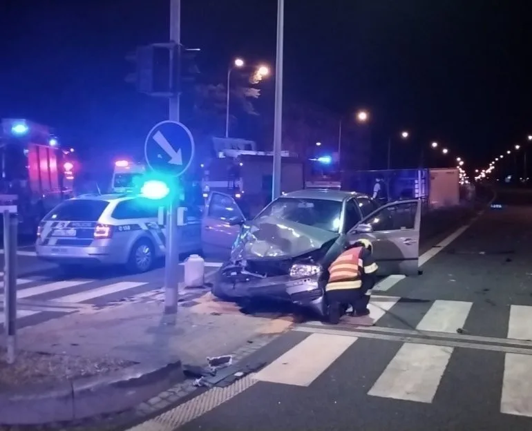 Hasiči nad ránem zasahovali u autonehody na Velkomoravské ulici. Museli řešit převrácený kamion