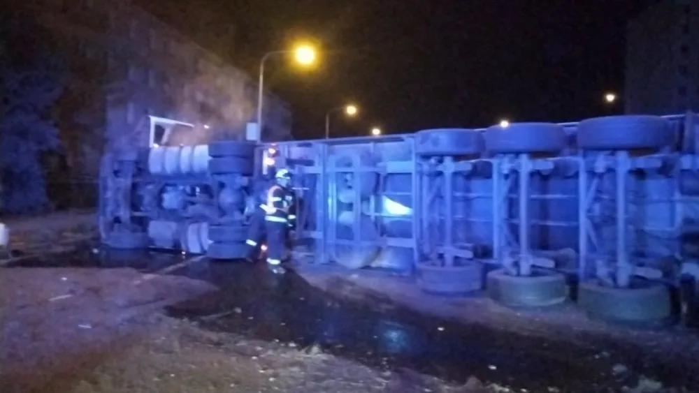 Hasiči nad ránem zasahovali u autonehody na Velkomoravské ulici. Museli řešit převrácený kamion