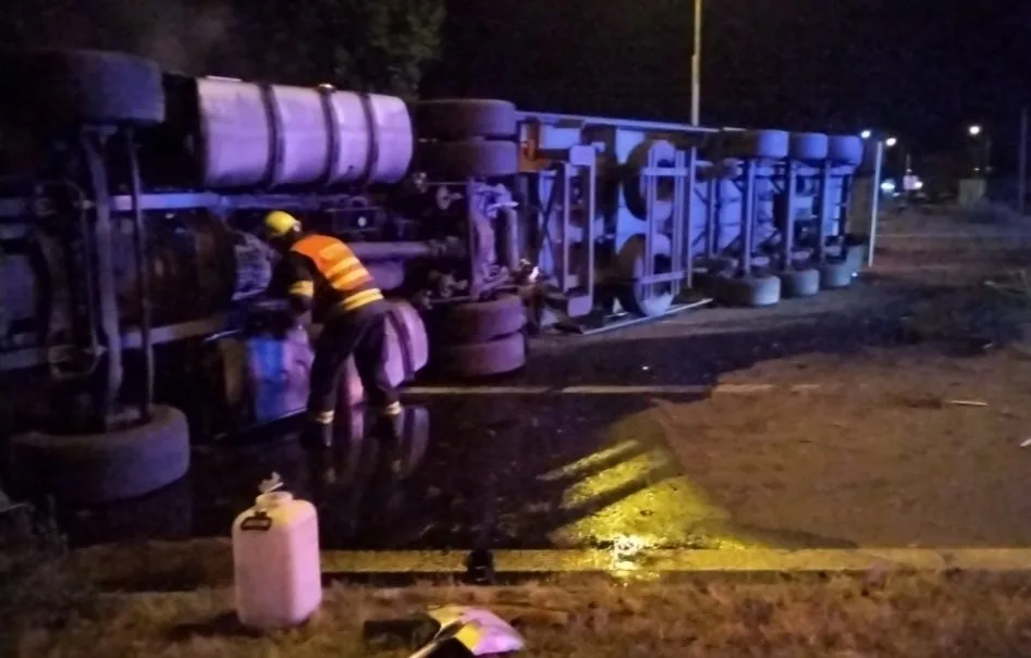Hasiči nad ránem zasahovali u autonehody na Velkomoravské ulici. Museli řešit převrácený kamion