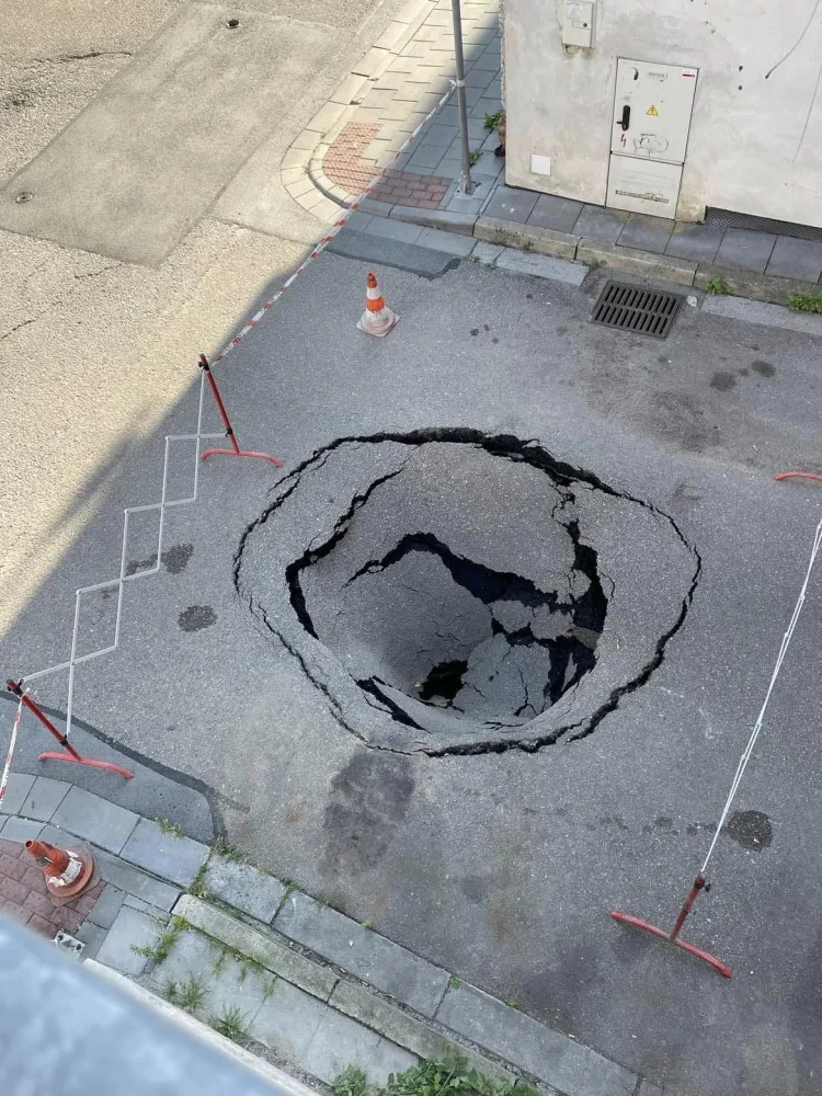 V centru Prostějova se propadla silnice. Příčina je nejasná, možná kanalizace. Město už chystá opravy
