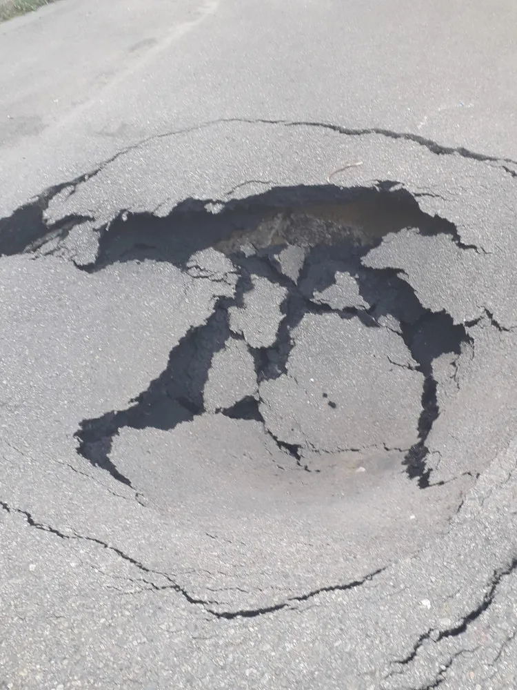 V centru Prostějova se propadla silnice. Příčina je nejasná, možná kanalizace. Město už chystá opravy