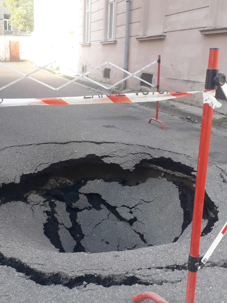 V centru Prostějova se propadla silnice. Příčina je nejasná, možná kanalizace. Město už chystá opravy