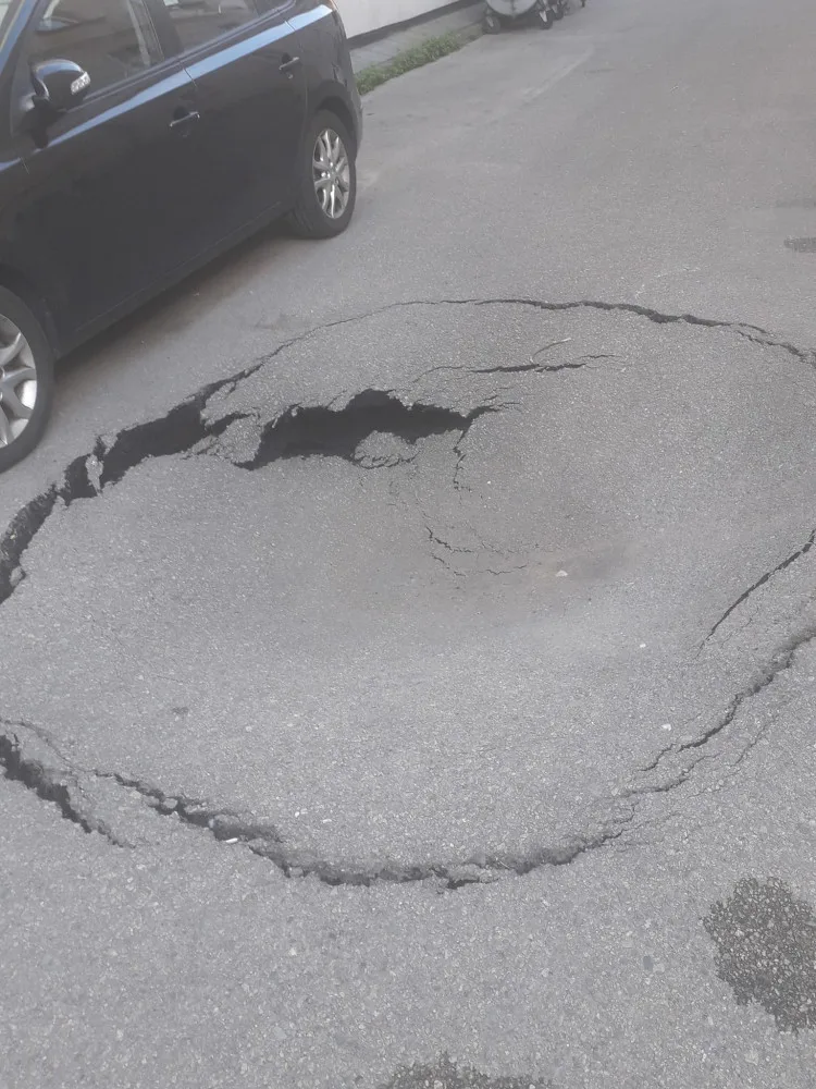 V centru Prostějova se propadla silnice. Příčina je nejasná, možná kanalizace. Město už chystá opravy