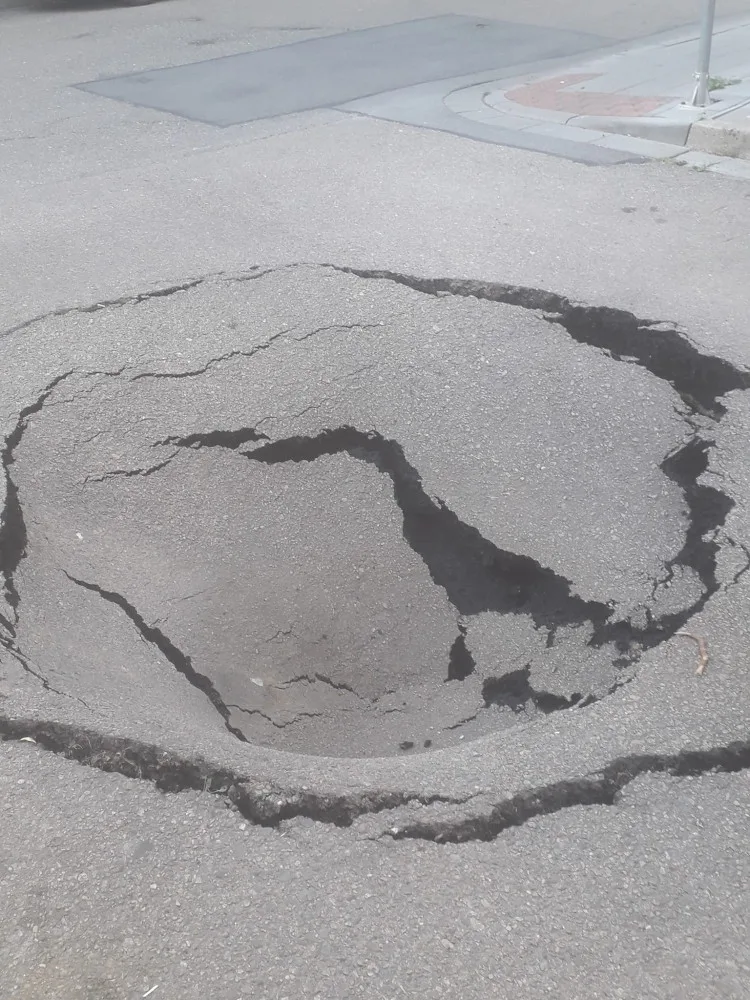 V centru Prostějova se propadla silnice. Příčina je nejasná, možná kanalizace. Město už chystá opravy
