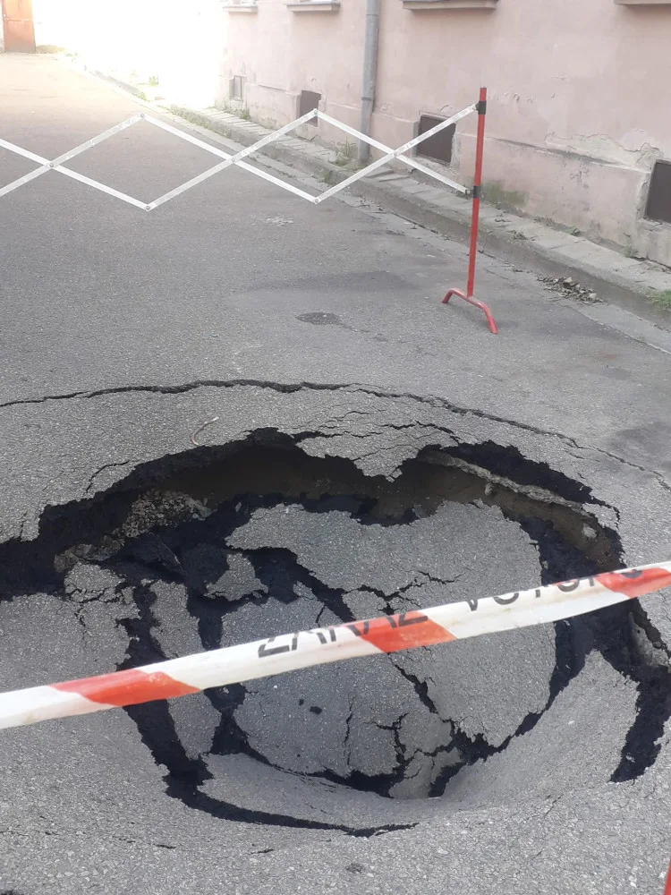 V centru Prostějova se propadla silnice. Příčina je nejasná, možná kanalizace. Město už chystá opravy