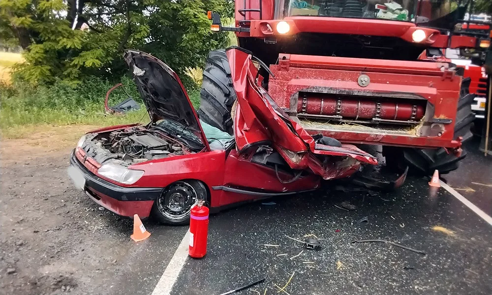Vážná dopravní nehoda osobního auta a kombajnu v Křelově-Břuchotíně na Olomoucku