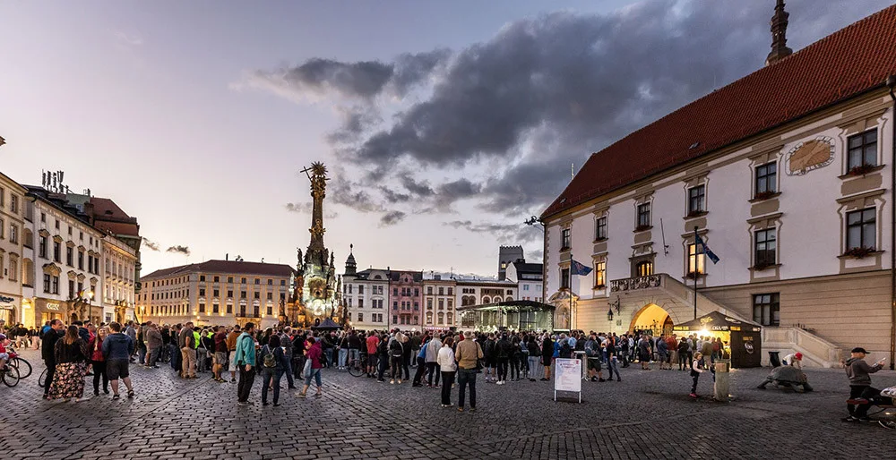 Páteční večery s hudbou. Centrum Olomouce oživí série koncertů pod sloupem Nejsvětější Trojice