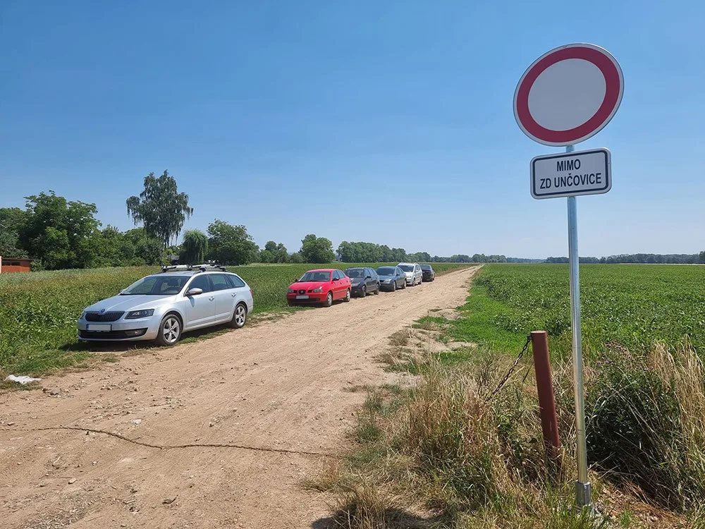 Úspora za parkování, blok pro zemědělce. U koupaliště Náklo komplikují žně neukáznění řidiči