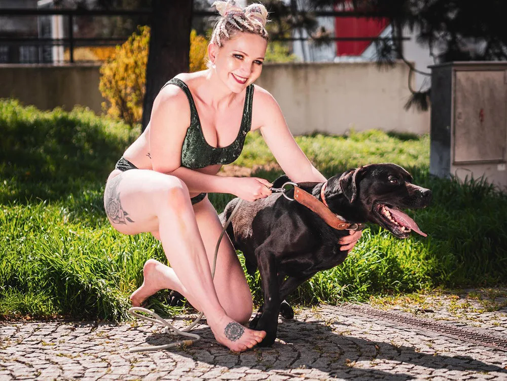 Backstage snímek z focení kalendáře Pole Dogs na rok 2024