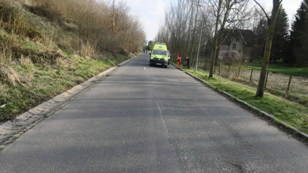 Policie žádá o pomoc. Chodkyně měla způsobit dopravní nehodu, při které se vážně zranil cyklista