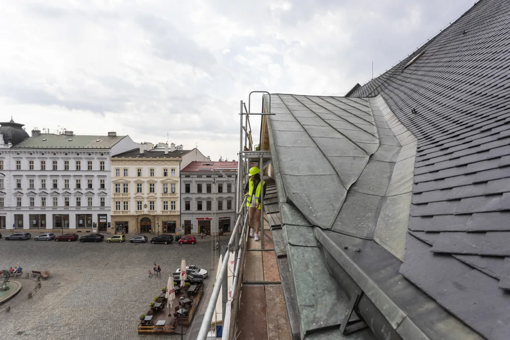 Prázdninové omlazení. Fasáda olomouckého divadla prochází opravou