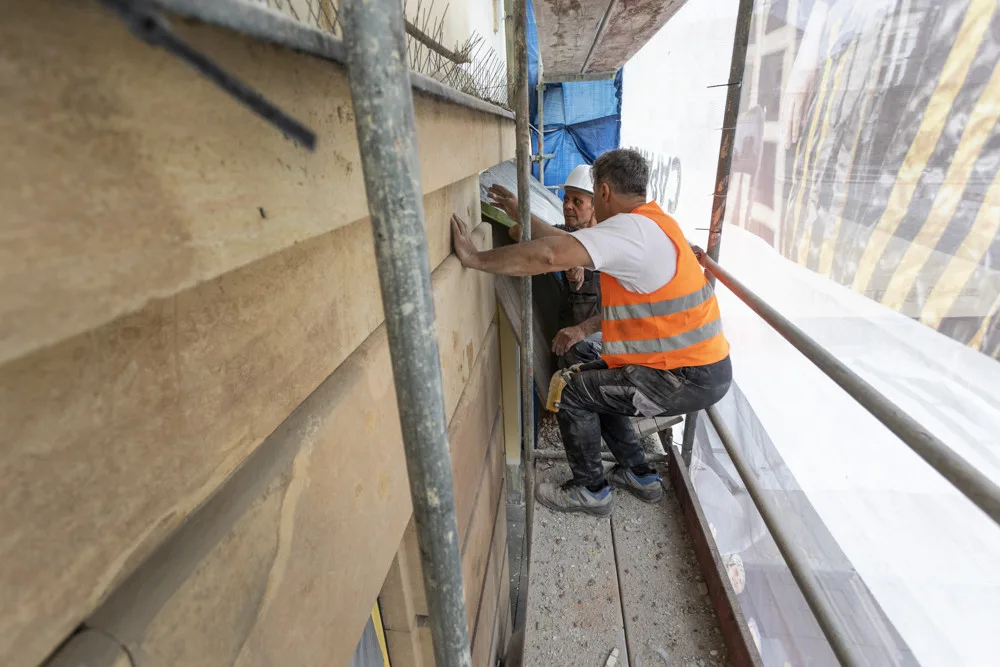 Prázdninové omlazení. Fasáda olomouckého divadla prochází opravou
