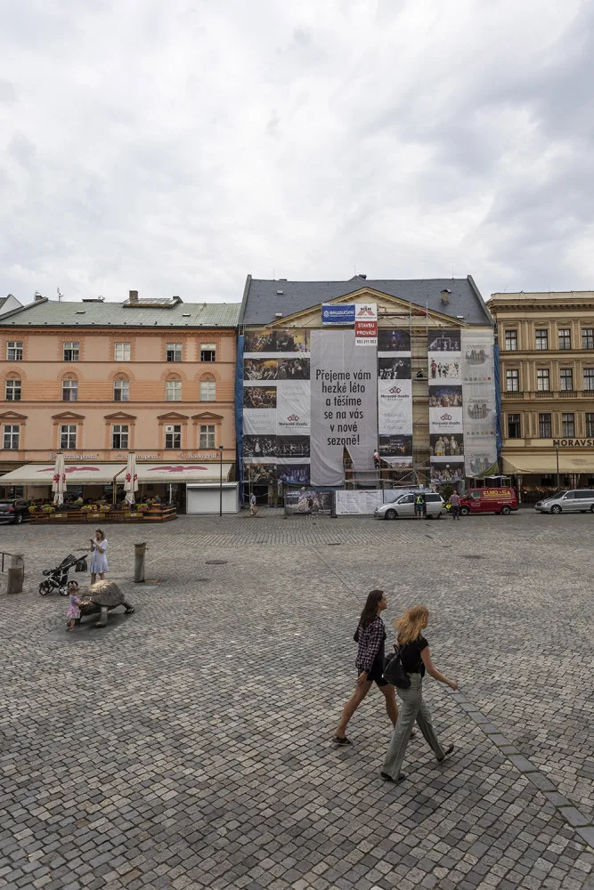 Prázdninové omlazení. Fasáda olomouckého divadla prochází opravou
