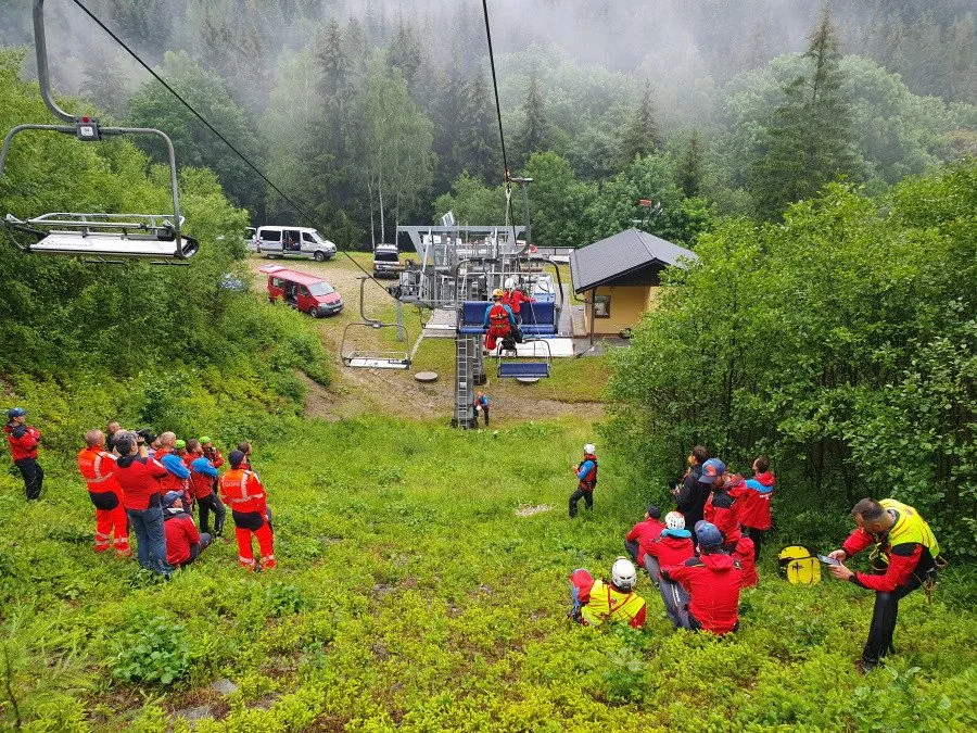 Uvízlý paraglidista a výcvik služebních psů. V Jeseníkách proběhlo mezinárodní cvičení Horské služby