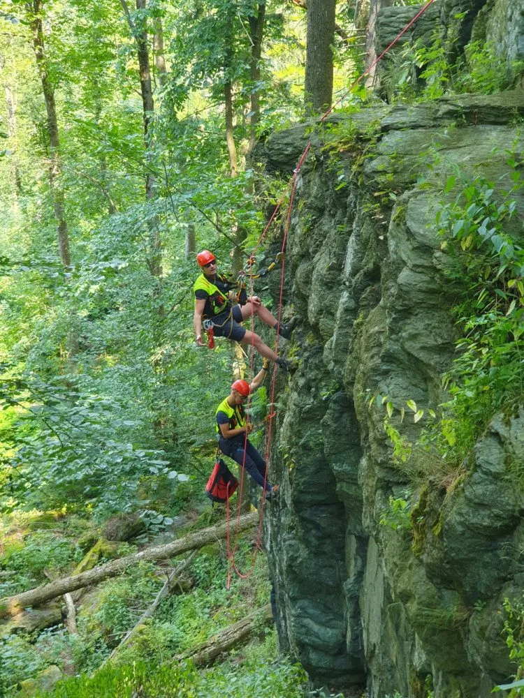 Uvízlý paraglidista a výcvik služebních psů. V Jeseníkách proběhlo mezinárodní cvičení Horské služby