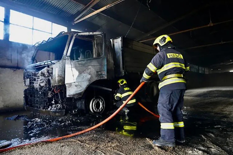 Požár náklaďáku poškodil halu na Šternbersku. Škoda je přes šest milionů