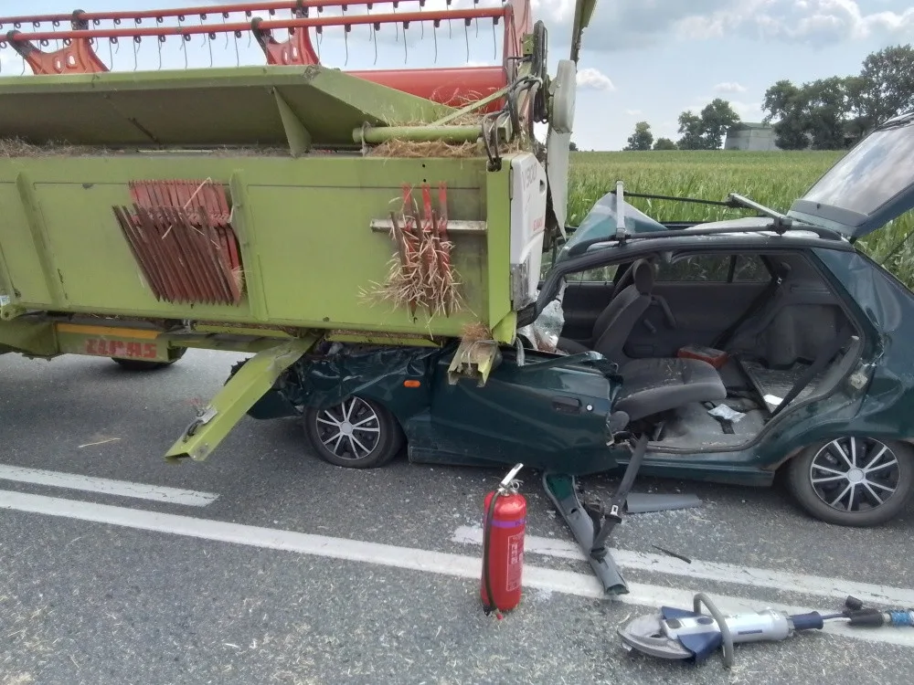 Dopravní nehoda osobního auta se zemědělskou technikou ve Věrovanech na Olomoucku
