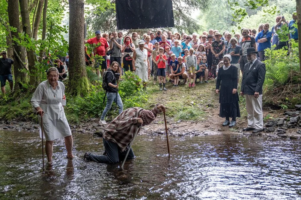 Příznivci Járy Cimrmana otevřeli na Zábřežsku jeho Vodoléčebnou stezku. Má zázračné účinky
