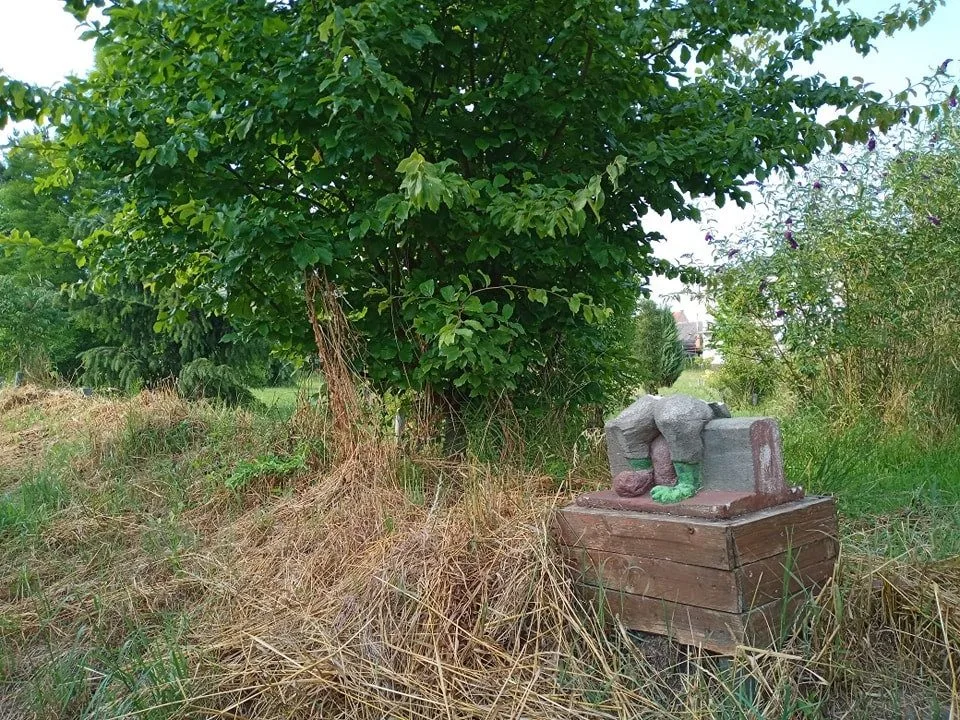 Ve Vrahovicích vandal zničil sochu Vodníka. Arboretum ji opraví, ale vystavovat už nebude