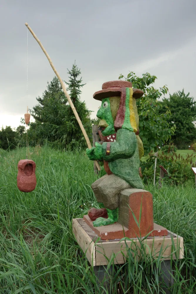 Ve Vrahovicích vandal zničil sochu Vodníka. Arboretum ji opraví, ale vystavovat už nebude