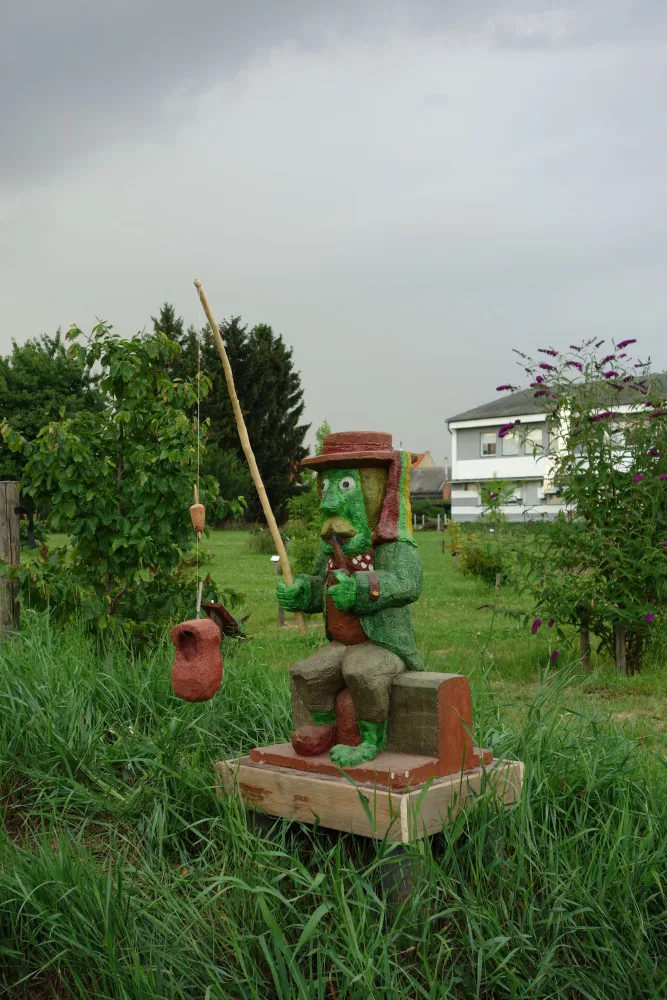 Ve Vrahovicích vandal zničil sochu Vodníka. Arboretum ji opraví, ale vystavovat už nebude