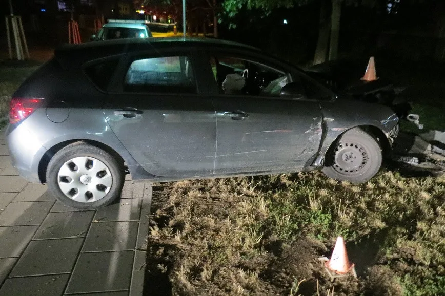 Naboural pět aut i značku a strom. Jízda na mol opilého mladíka skončila v olomoucké nemocnici