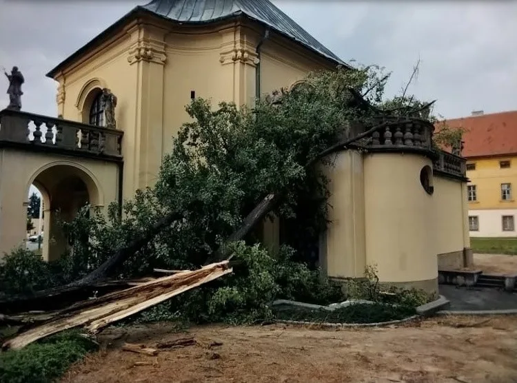 Strom spadl na kostel sv. Martina v Mořicích