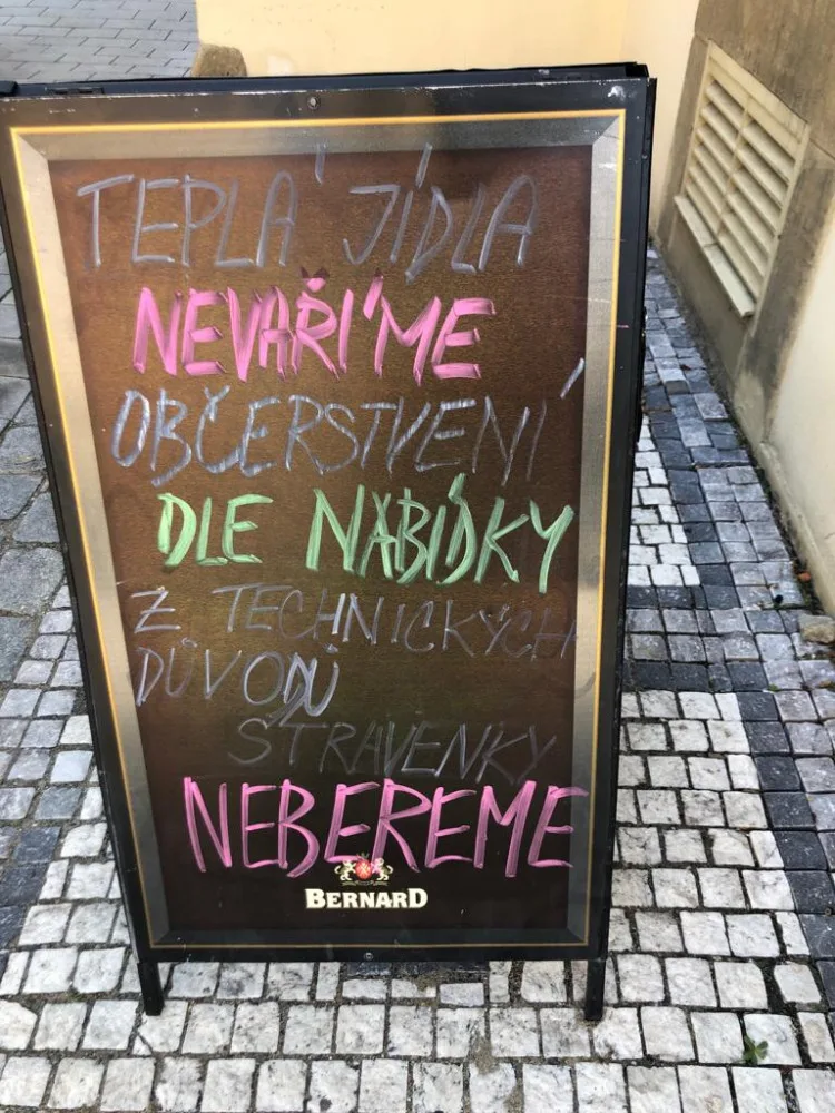 Teplá jídla nevaříme, lákala znovuotevřená zahrádka Národního domu v Prostějově. Vzbudila posměch