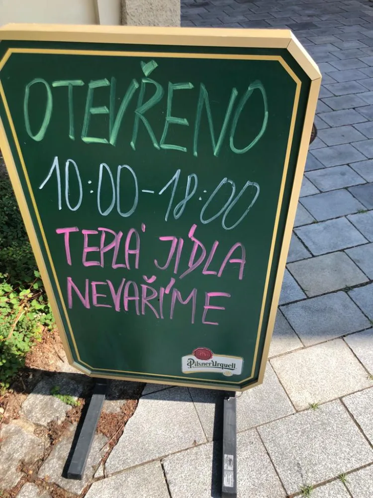 Teplá jídla nevaříme, lákala znovuotevřená zahrádka Národního domu v Prostějově. Vzbudila posměch