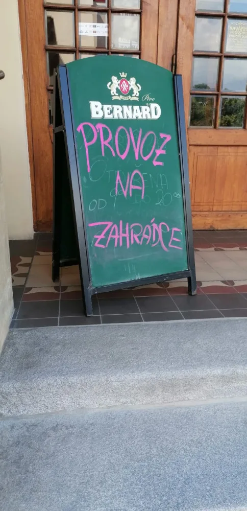Teplá jídla nevaříme, lákala znovuotevřená zahrádka Národního domu v Prostějově. Vzbudila posměch