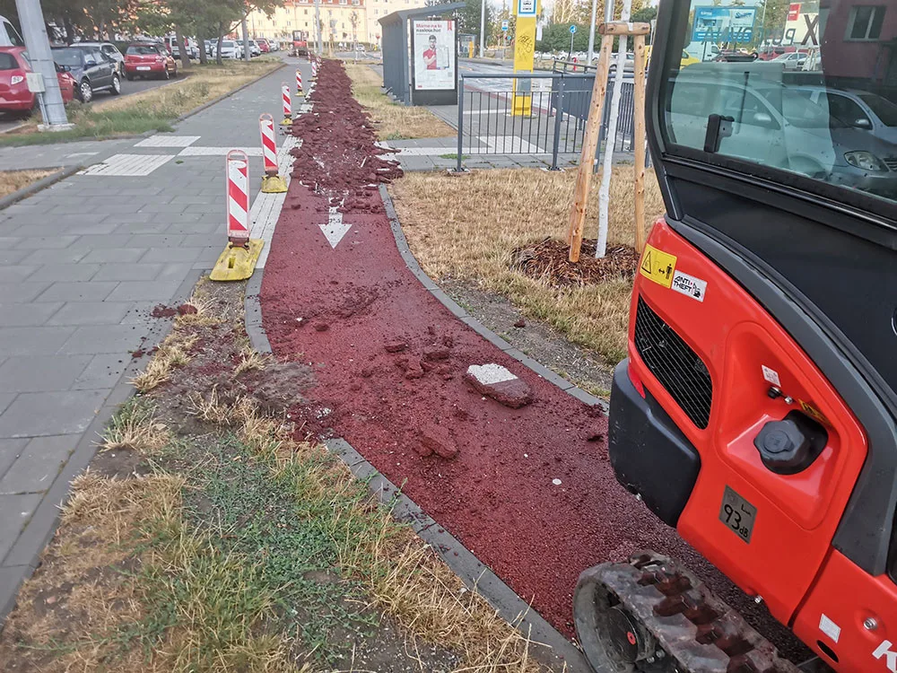Novou cyklostezku na sídlišti v Olomouci ničí bagry. Město reklamuje špatný asfalt