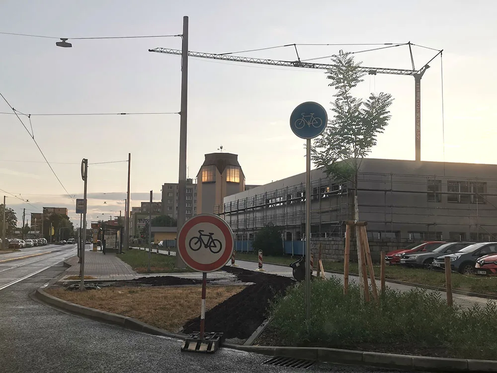 Novou cyklostezku na olomouckém sídlišti ničí bagry. Město reklamuje špatný asfalt