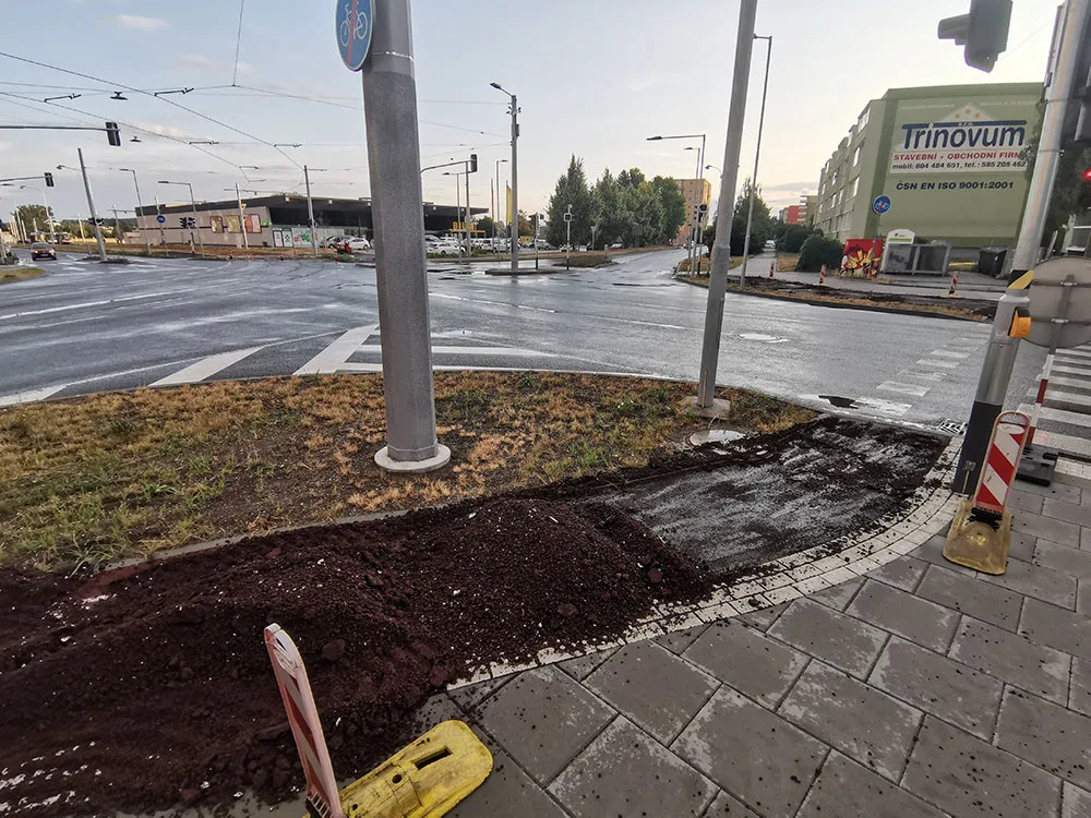 Novou cyklostezku na olomouckém sídlišti ničí bagry. Město reklamuje špatný asfalt