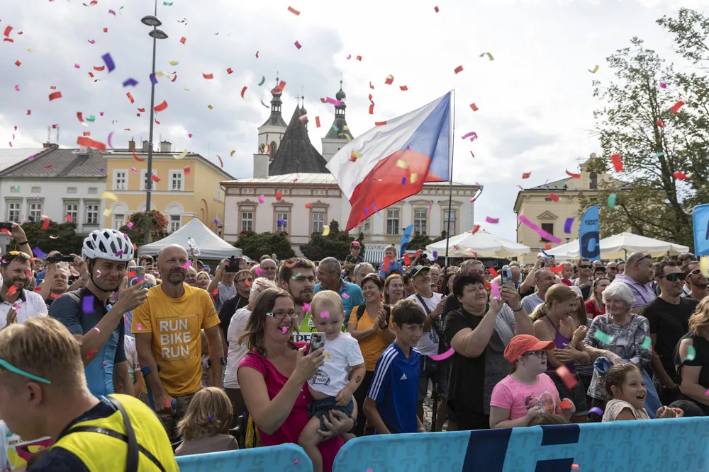 FOTOGALERIE: Plná náměstí v Uničově i Prostějově fandila cyklistice. První etapu ovládl Froomův parťák