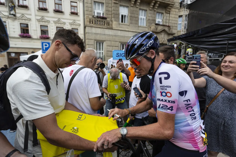 FOTOGALERIE: Plná náměstí v Uničově i Prostějově fandila cyklistice. První etapu ovládl Froomův parťák