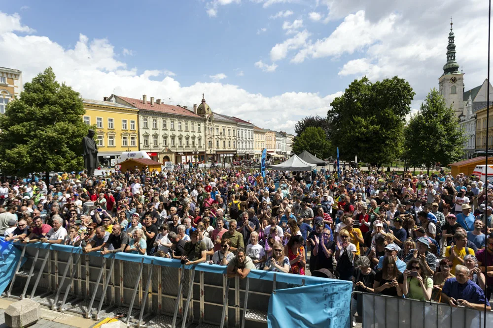 FOTOGALERIE: Plná náměstí v Uničově i Prostějově fandila cyklistice. První etapu ovládl Froomův parťák