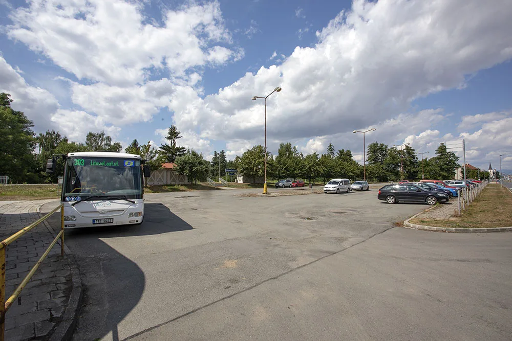 Autobusové nádraží v Litovli v posledních letech slouží jako parkoviště, v srpnu 2023 má začít jeho rekonstrukce