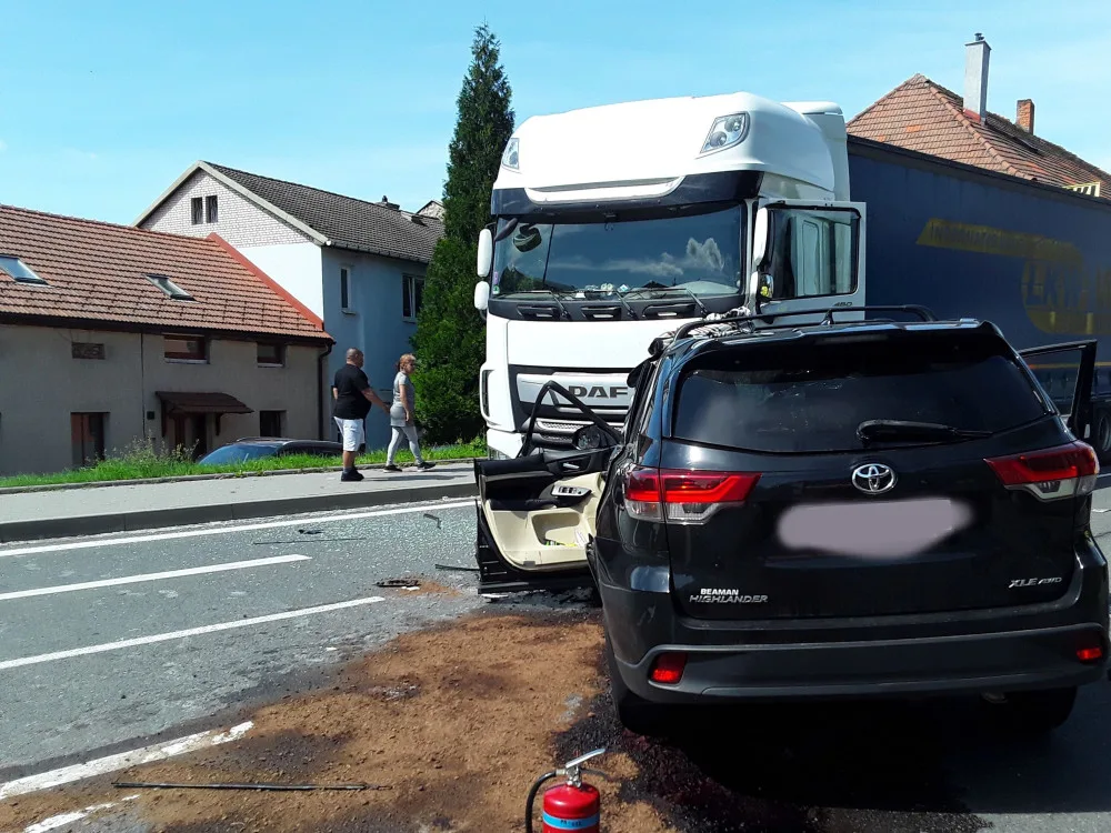 Nehodu dvou osobních aut na Bludovském kopci nepřežil jeden z řidičů. Další vážná havárie je v Hranicích