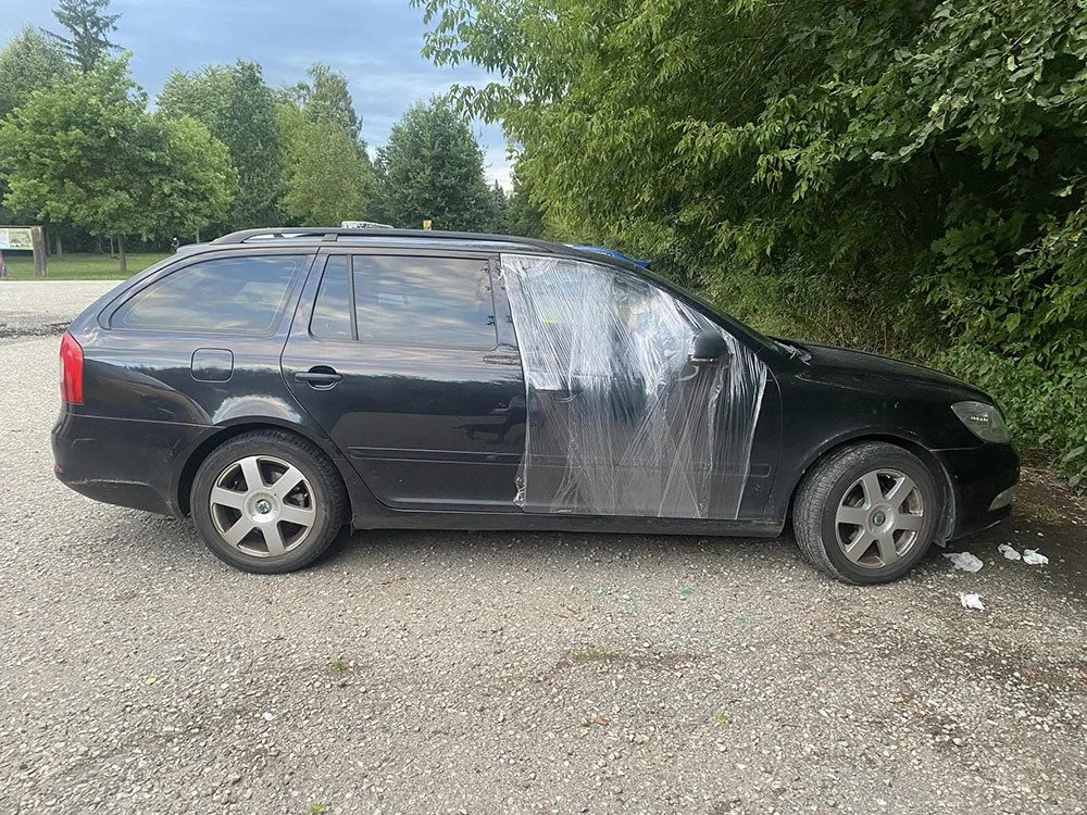 Jedno z poškozených vozidel na parkovišti u přírodního jezera Poděbrady nedaleko Olomouce