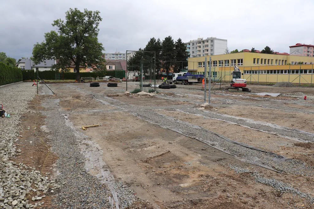 Na rekonstrukci areálu ZŠ Velká Dlážka se bude pracovat až do října