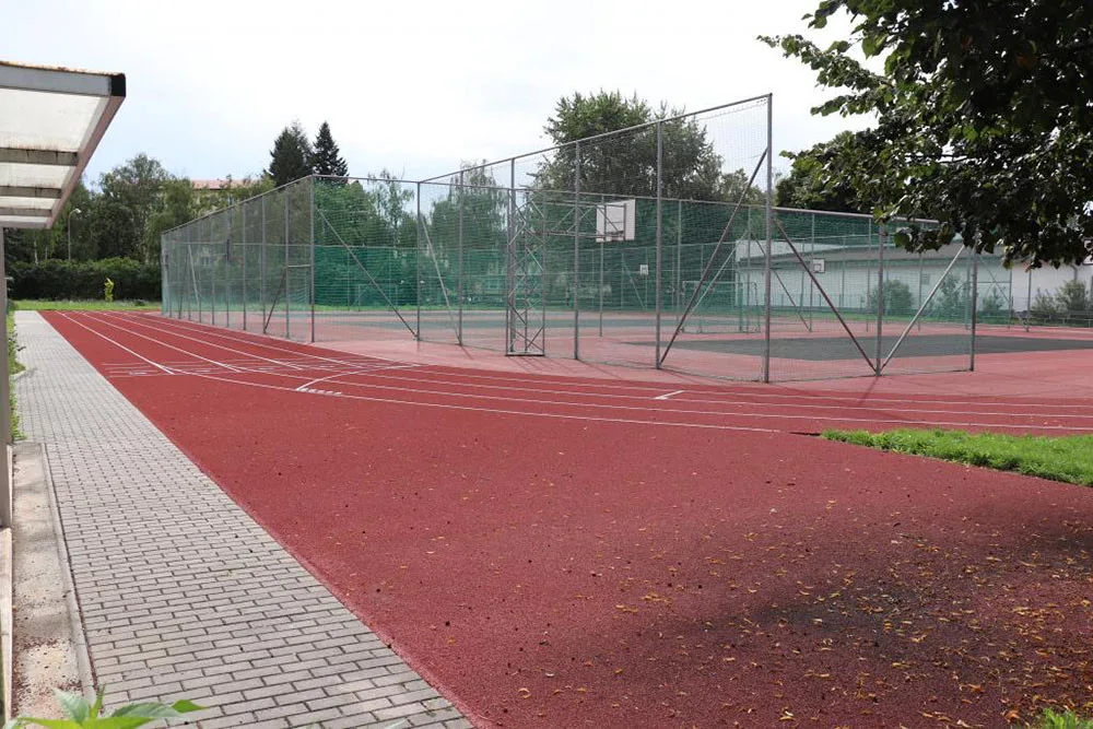 Opravené hřiště Základní školy Svisle