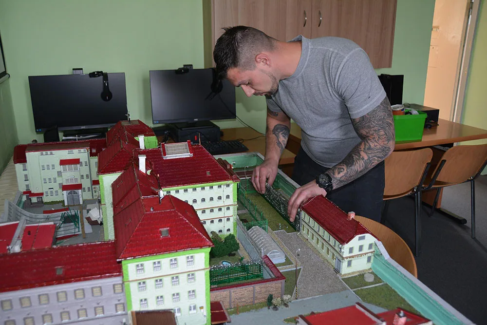Odsouzený ve Vazební věznici Olomouc upravuje model areálu nápravného zařízení