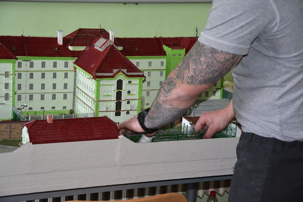 Jak to vypadá za plotem olomoucké věznice? Podobu areálu přibližují snímky před nedávnem zrenovovaného modelu tohoto nápravného zařízení.