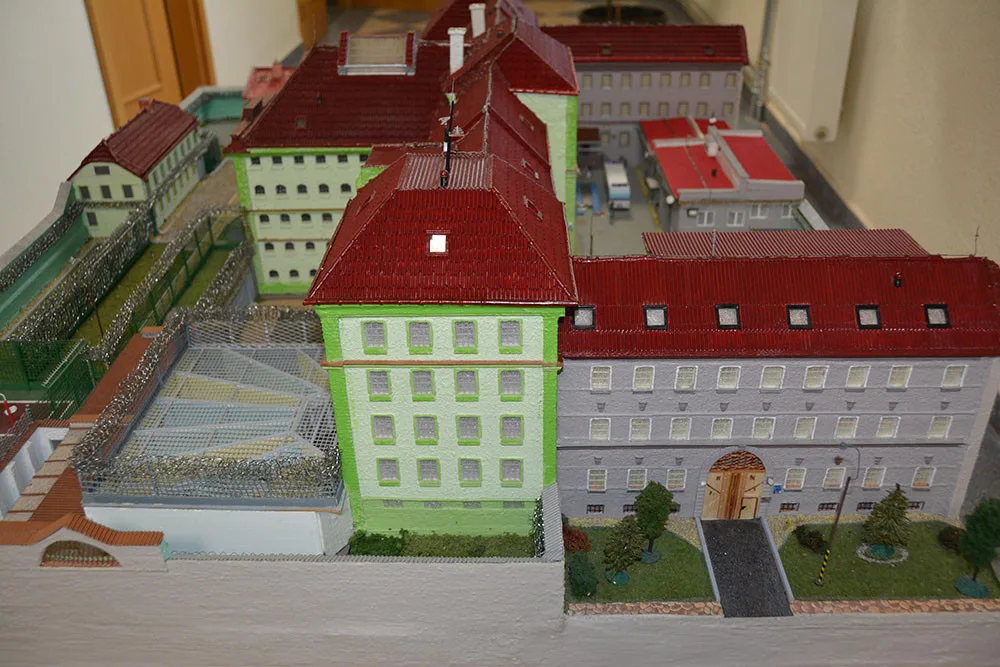 Maketa olomoucké věznice prošla obnovou. Odsouzený doplnil místo pro psa či ostnaté dráty
