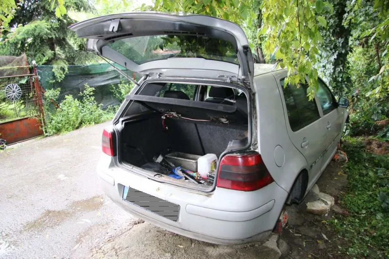 Zloději vybrakovali Golf zaparkovaný u zahrádkářské kolonie v Přerově. Auto zůstalo stát na cihlách