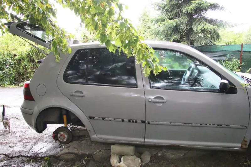 Zloději vybrakovali Golf zaparkovaný u zahrádkářské kolonie v Přerově. Auto zůstalo stát na cihlách
