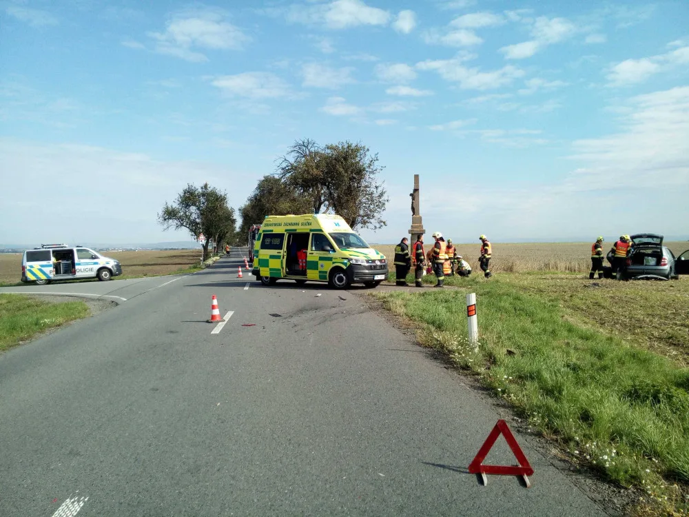 U Němčic nad Hanou se srazila dvě auta. Jsou čtyři zranění, z toho tři děti. Na místo letěl vrtulník