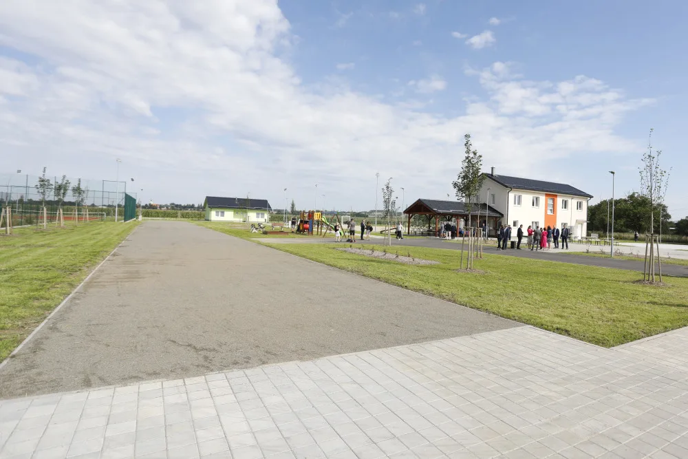 Nový víceúčelový areál v Dluhonicích nahradil staré hřiště, které ustoupilo stavbě dálnice D1 Přerov - Říkovice