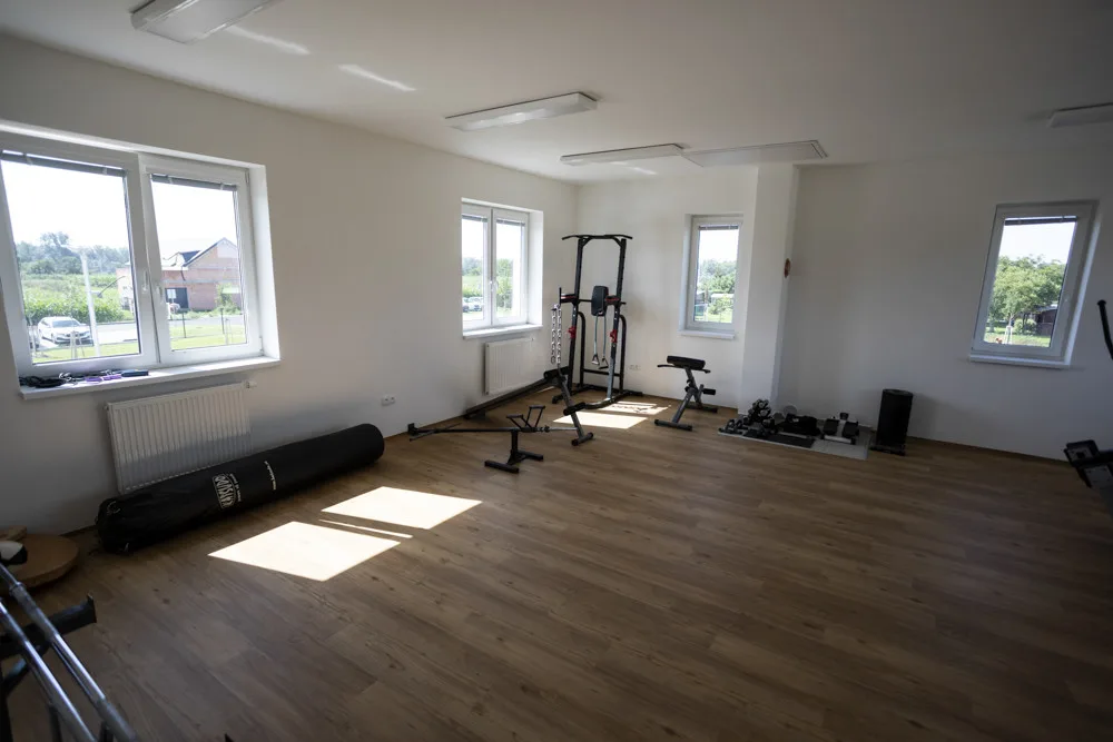 Nový areál v Dluhonicích slouží sportovcům i kultuře. Na druhém konci obce kvapí stavba D1