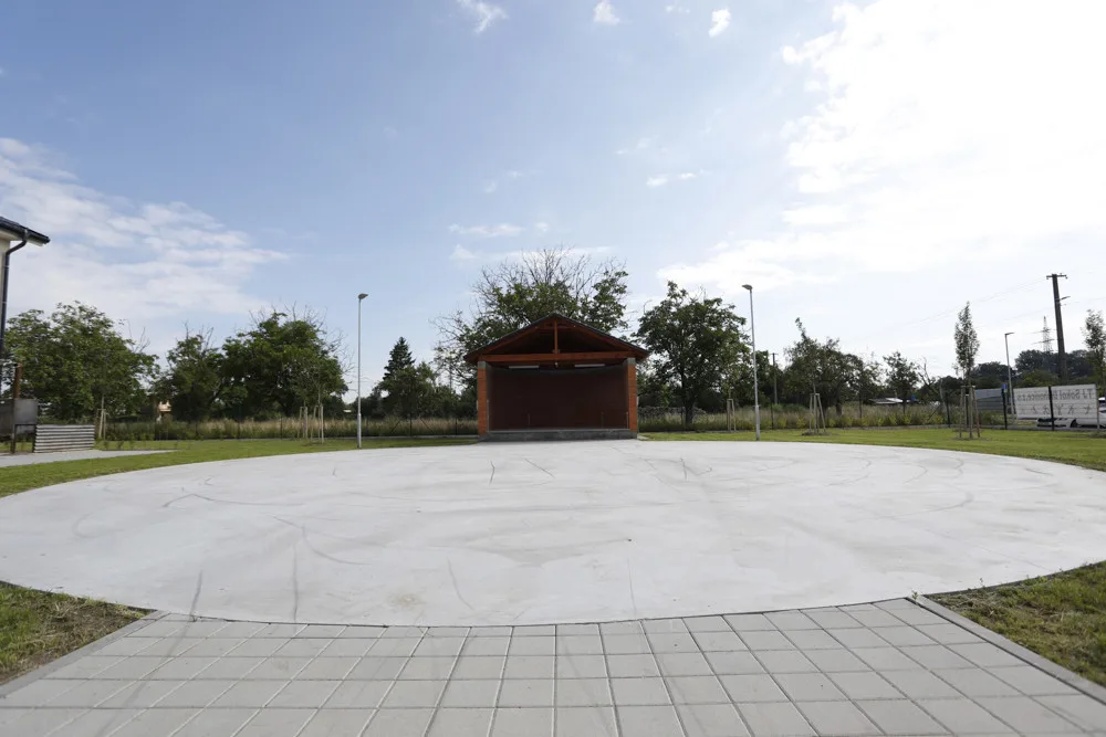 Nový areál v Dluhonicích slouží sportovcům i kultuře. Na druhém konci obce kvapí stavba D1